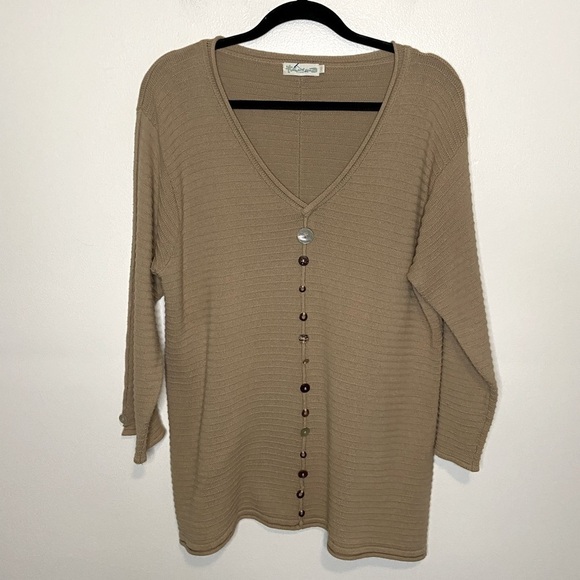 Kulu-B Women's Tunic Sweater Size M Tan V-Neck Mother Pearl Button Waffle Knit - Picture 3 of 11